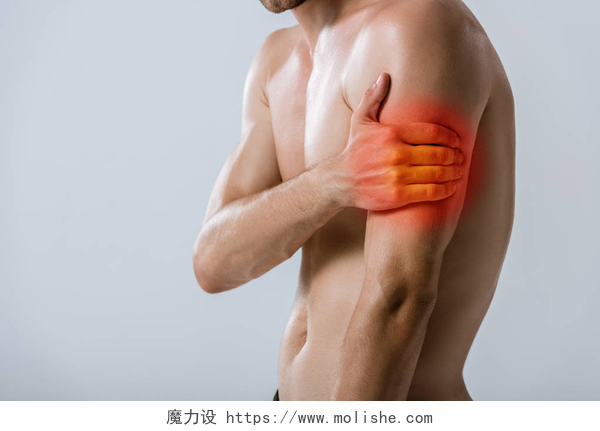 胳膊劳累负重导致的疼痛裁剪视图的无衬衫运动员与手臂疼痛隔离在灰色